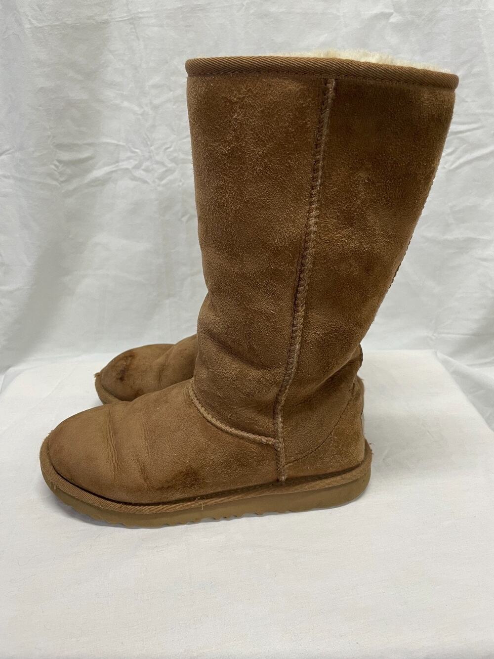 UGG Classic Tall Chestnut Suede Boots Soft Sheepskin Lining Size 4